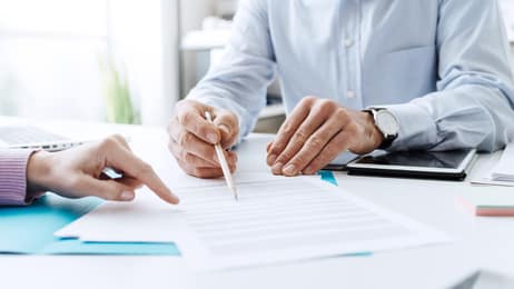 Mitarbeiter mit Arbeitsvertrag einstellen