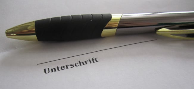 Damit eine Befristung im Arbeitsvertrag gültig ist, bedarf es einer Unterschrift beider Parteien.