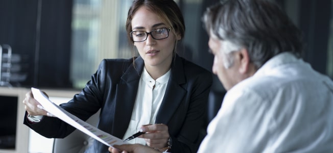 Egal ob Vollzeit, Teilzeit oder Minijob: Im Arbeitsvertrag sind die Rechte und Pflichten definiert.