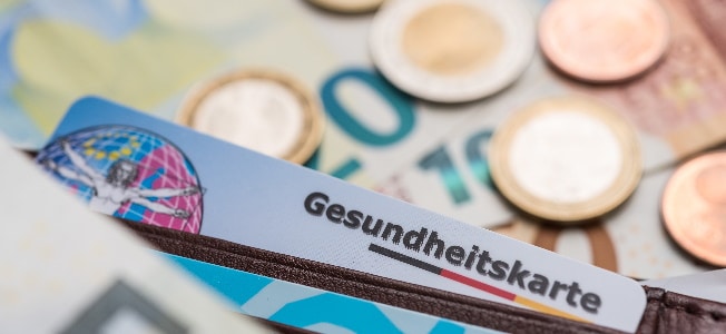 Künstlerkrankenkasse: Die Beiträge müssen vom Versicherten zur Hälfte getragen werden.