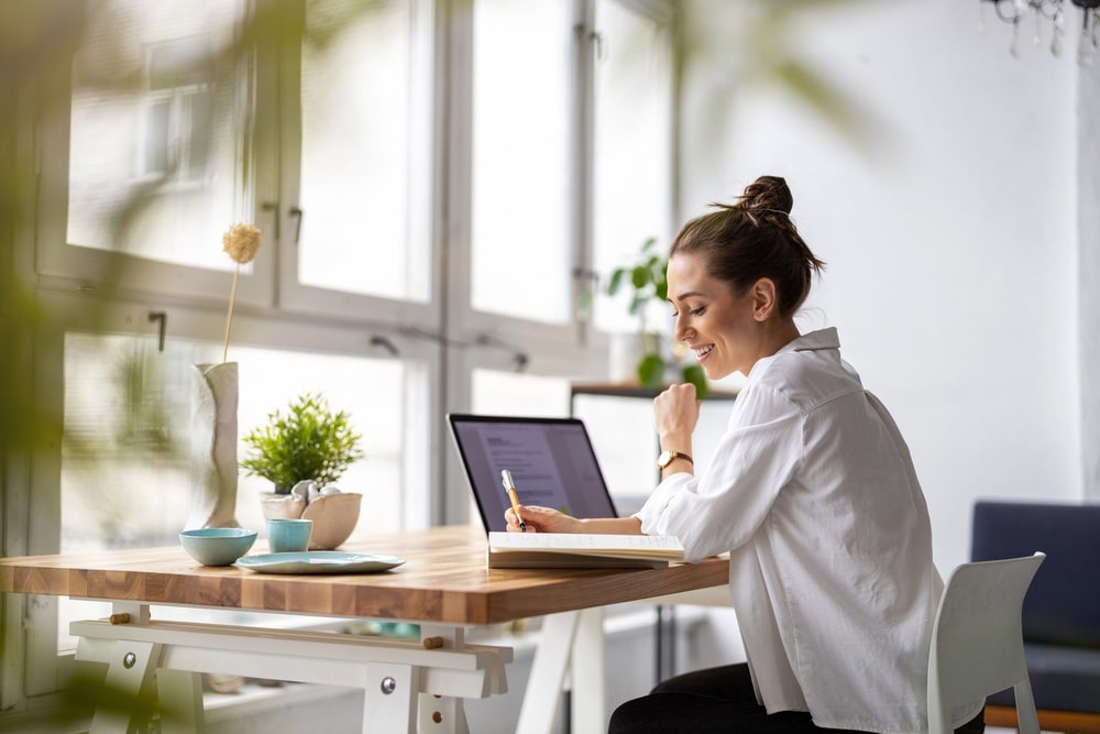 Als virtuelle Assistentin arbeiten: Was muss ich können, wie viel kann ich als VA verdienen?